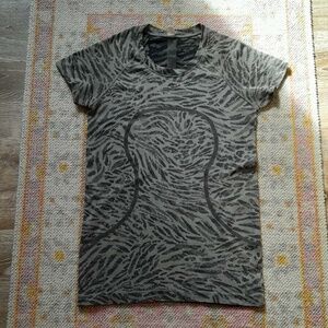 Lululemon Swiftly Tech Short Sleeve Hip Length 6